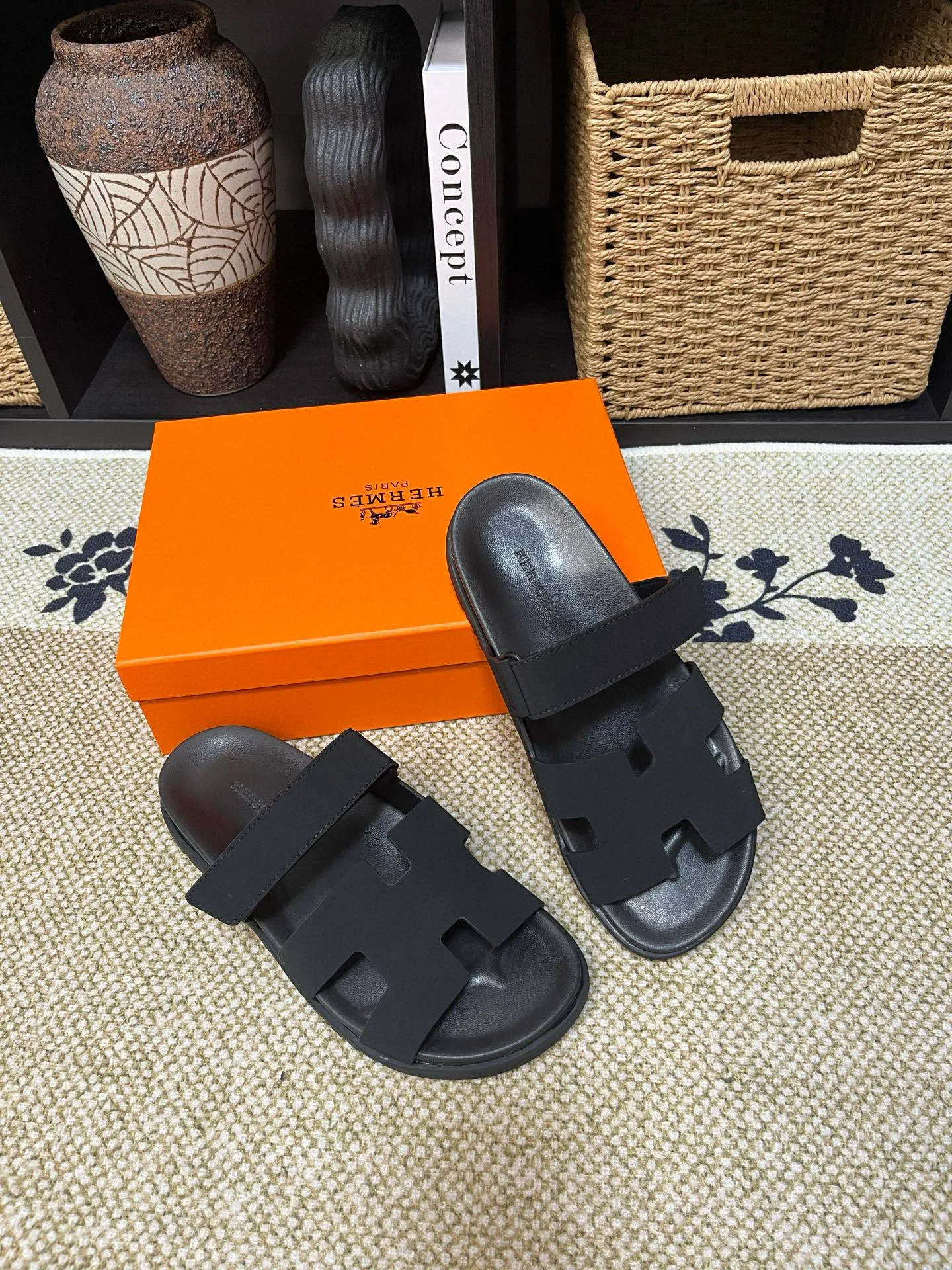 Factory price: 340💰Long-term availability Hermes men's Kazimir slippers for couples - top quality, Hermès woven calfskin functional sandals. The interwoven upper inspired by the "H" iconic pattern creates a casual look, which can be said to be a good companion for summer. Imported cowhide + cowhide lining + TU men's shoes💰Outsole Size: 35-46